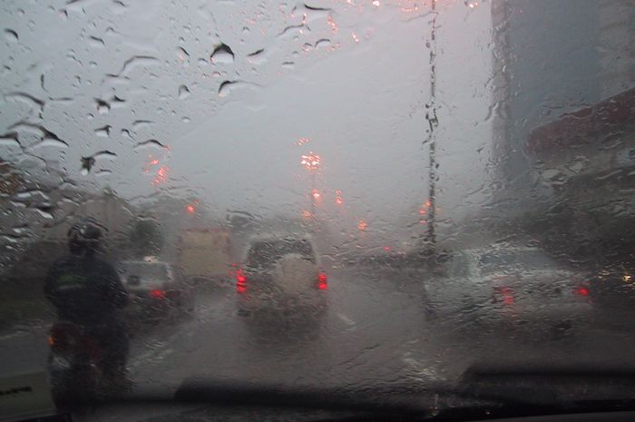 Ilustrasi mengemudi saat hujan