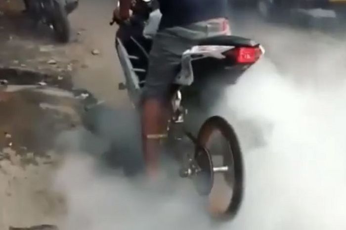 Kawasaki Ninja 250 Ban Cacing Burn Out