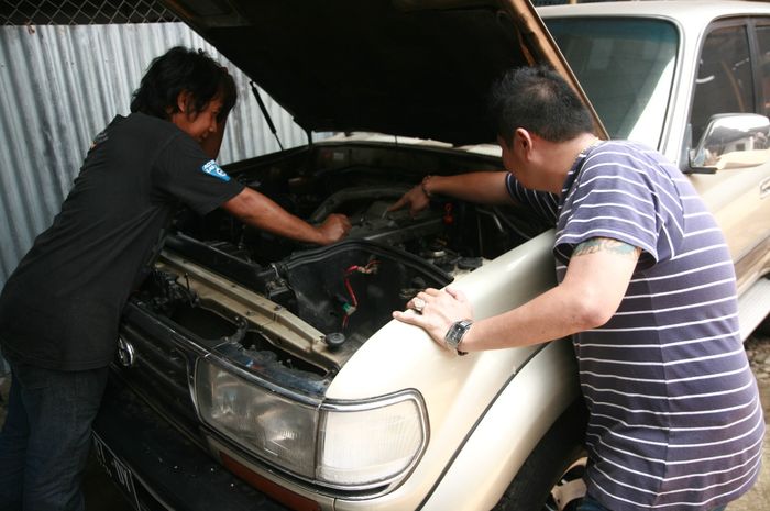 Ilustrasi Servis Mobil di Bengkel Umum