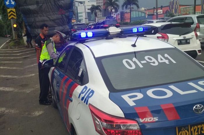 Kepolisian menertibkan kendaraan overload di Jalan Tol JORR*
