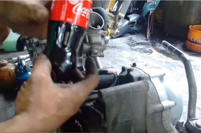 Membersihkan Kerak Pada Mesin dengan Coca-Cola