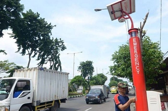 Tiang panic button juga dilengkapi dengan tombol yang terhubung dengan command center 112 dan CCTV d