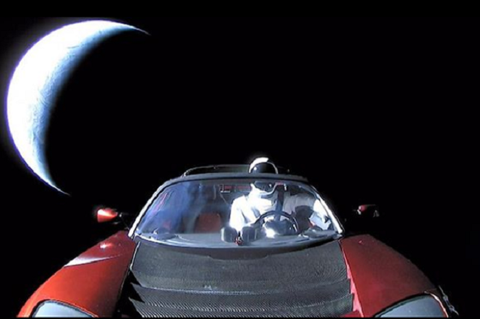 Penampakan mobil yang melintas di luar angkasa