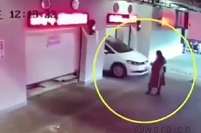 Wanita Tak Sadar Masuk Elevator Parkiran Mobil Otomatis