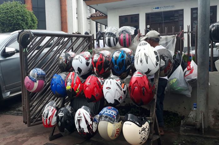 Helm seken yang dijajakan di Jalan Matraman, Jakarta Timur