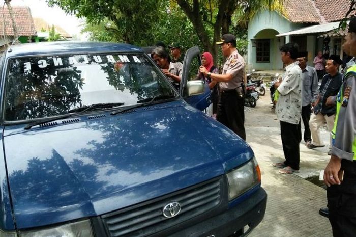 Polisi mengamankan pelaku yang menewaskan balita di i Dusun Kalikayen, Ungaran Timur, Kabupaten Semarang, Kamis (8/2/2018).