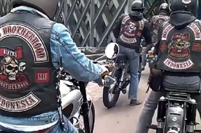 Rombongan Bikers Brotherhood Melintasi Tasikmalaya