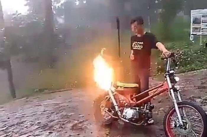 Knalpot Motor Keluar Api Setelah Digeber-Geber