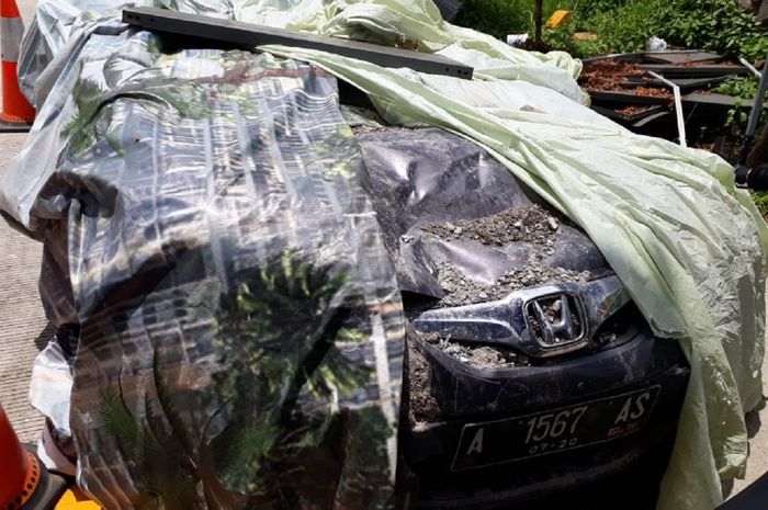 Honda Brio korban longsor di Mapolres Bandara