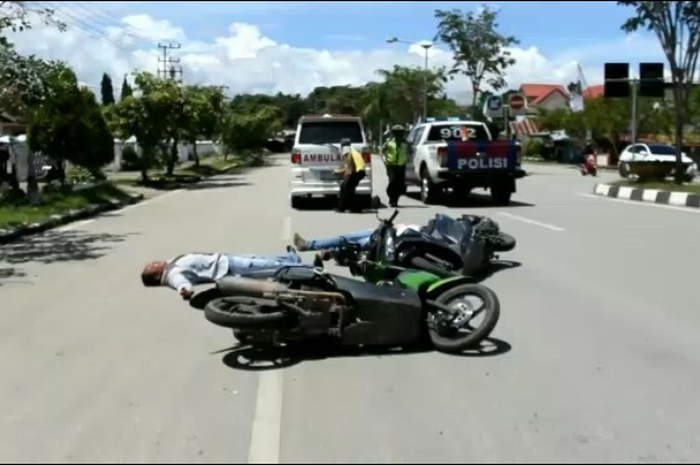 Kecelakaan tragis di sebuah jalan raya.