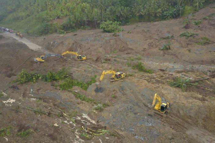 Longsor menimbun Jalan Trans Sulawesi di Sinonsayang