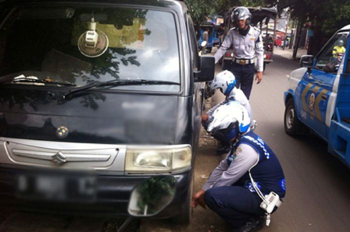 Salah satu kendaraan yang dicabut pentilnya