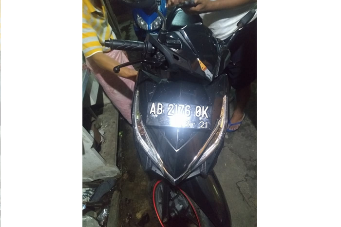 Kondisi motor yang tertukar di Jalan Glagahsari No. 71, Yogyakarta, Minggu sore (11/2/2018).