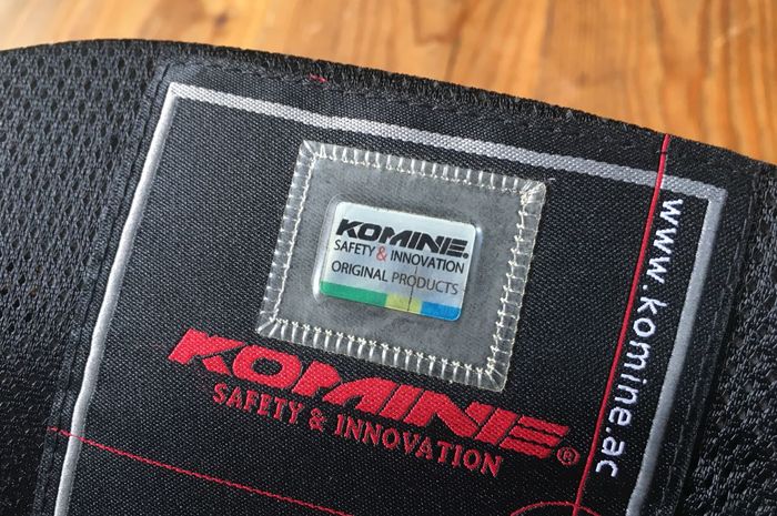 Tag pada jaket Komine