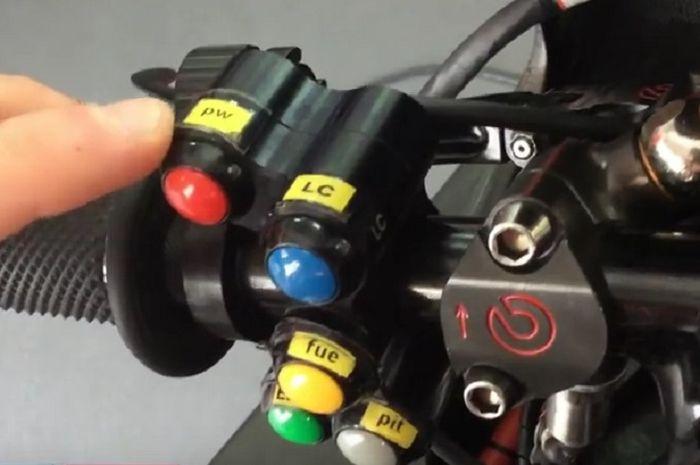 Kumpulan tombol terletak di bagian kiri setang motor MotoGP Ducati