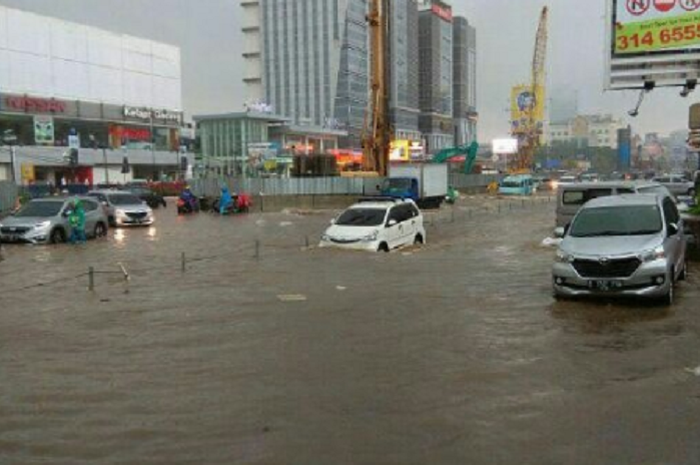 Mobil tergenang di salah satu ruas jalan di Jakarta 