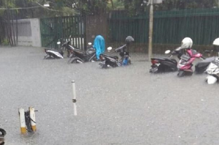 Ban motor sampai gak kelihatan saat banjir