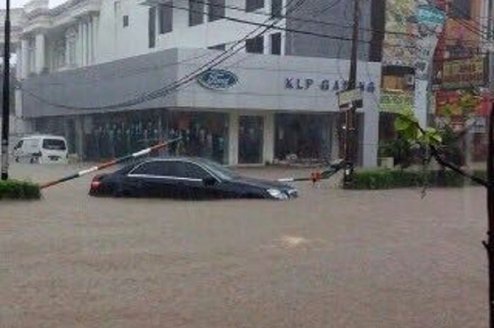 Sedan Mercedes-Benz yang terjebak banjir di wilayah Kelapa Gading, Jakarta Utara