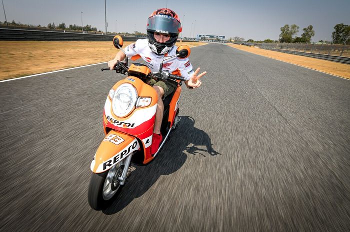 Marc Marquez santai banget, ngebut pakai Scoopy cuma pakai celana pendek