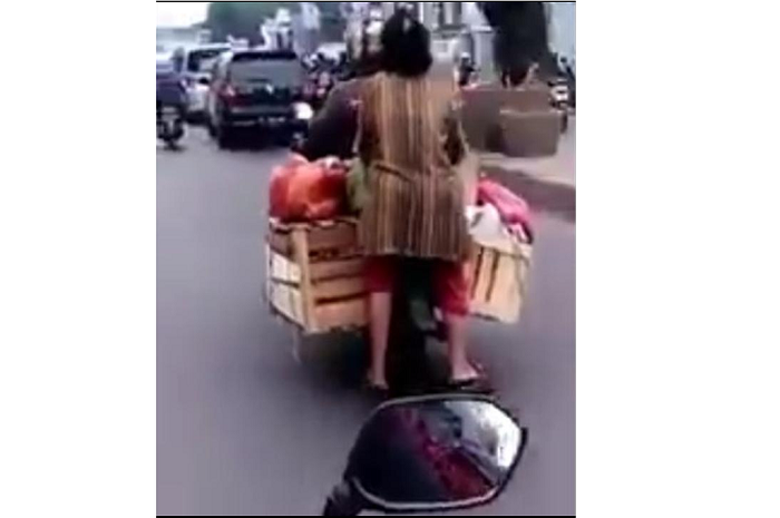 Emak zaman now memiliki ilmu sihir di jalanan 