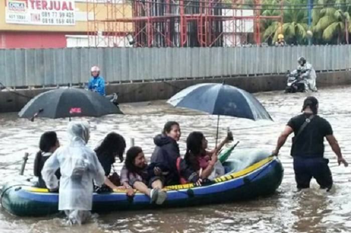 Evakuasi para warga dari serbuan banjir ibukota