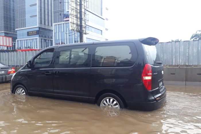 Hyundai H-1 terjebak banjir di Jakarta