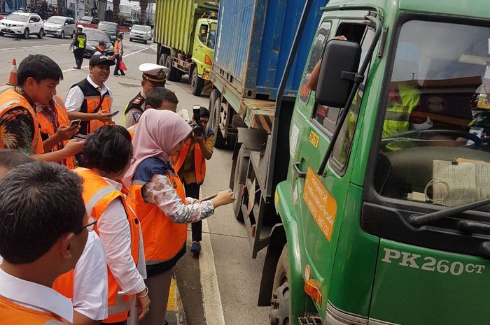 Direktur Utama Jasa Marga Melakukan Uji Coba Mobile Reader di GT Cililitan