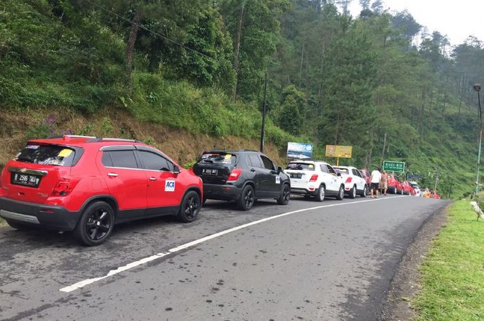 Barisan Chevrolet Trax milik anggota T-RAX yang sedang lakukan touring ke Guci, Jateng