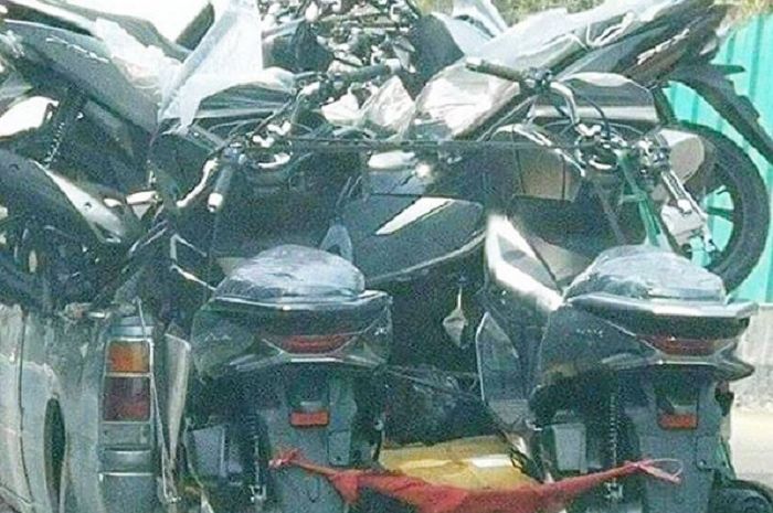 Honda PCX Yang Diangkut Dalam Jumlah Banyak Bersamaan Dengan Pikap