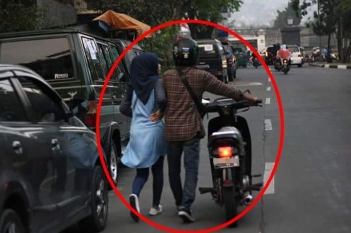 Kemesraan biker bersama sang kekasih pakai Honda Astrea