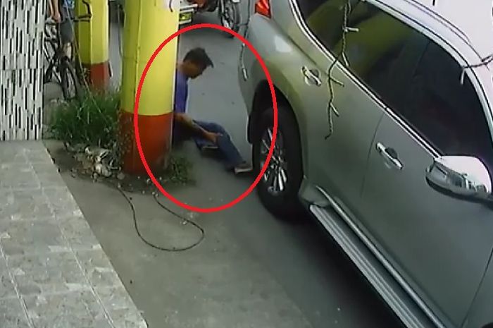 Sengaja menabrakan diri ke mobil