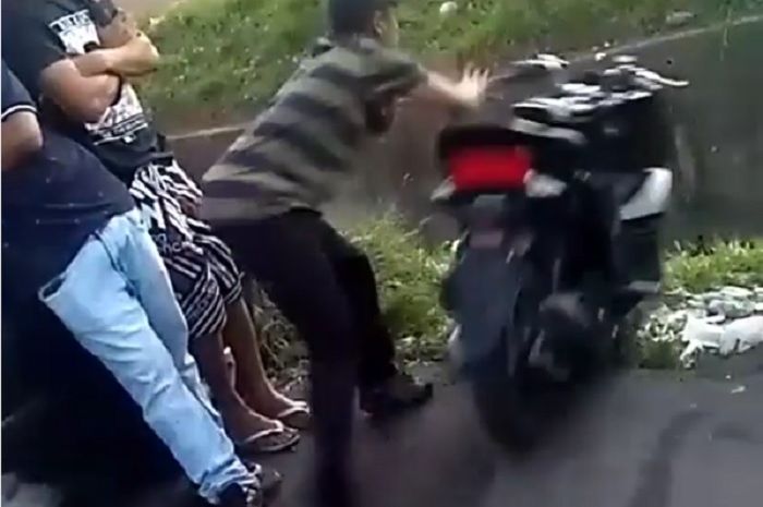 Seorang Pria Membuang Honda PCX ke Selokan