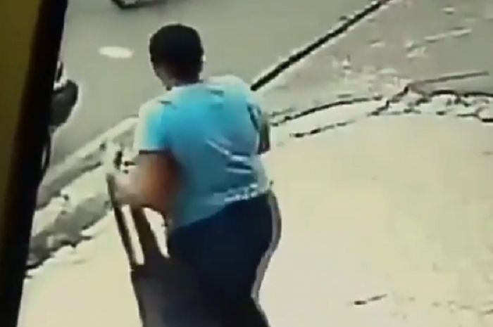 Emak-emak Melintas di Sebuah Ruas Jalan