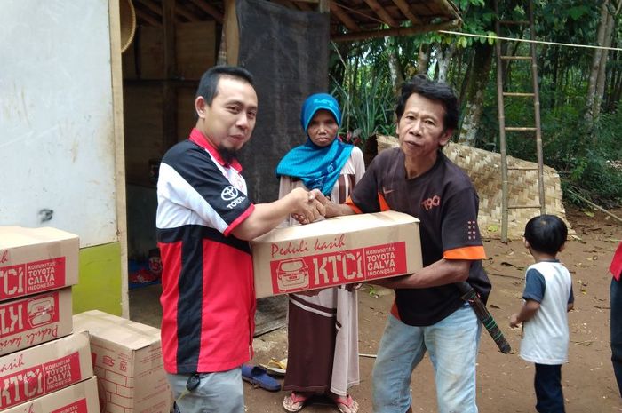 Komunitas Toyota Calya Indonesia chapter Bogor Depok (Bordek) bersama Sukabumi Cianjur (SukaCi) bantu korban kebaran di Rumpin, Bogor, Jawa Barat