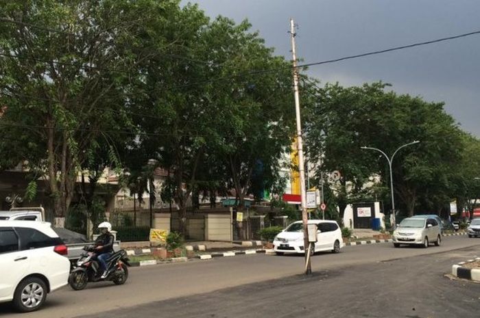 Tiang listrik yang berada di tengah Jalan Cipto Mangunkusumo, Kota Cirebon, Jabar