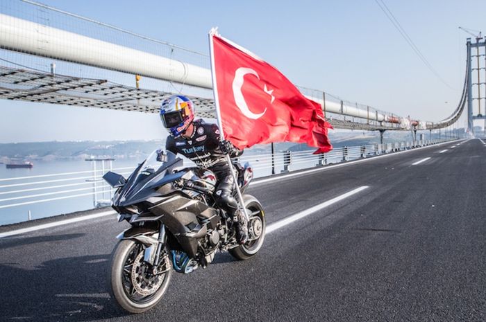 Kenan Safuoglu sesaat setelah memecahkan rekor 400 km/jam dengan Kawasaki H2R