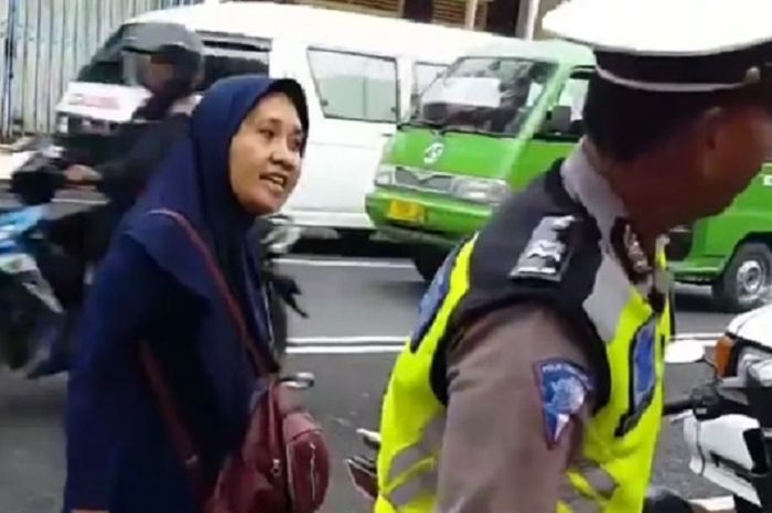 Emak-emak melawan dan menolak ditilang polisi