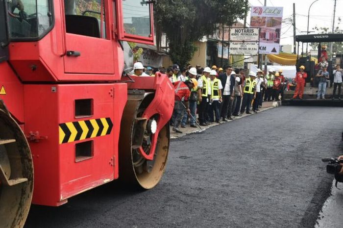 Ilustrasi pengaspalan berbahan campuran plastik