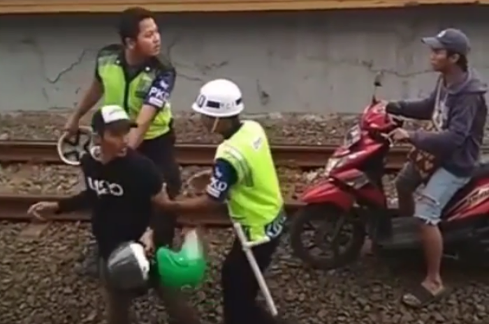 Pemotor nekat melintas di rel kereta diamankan petugas keamanan
