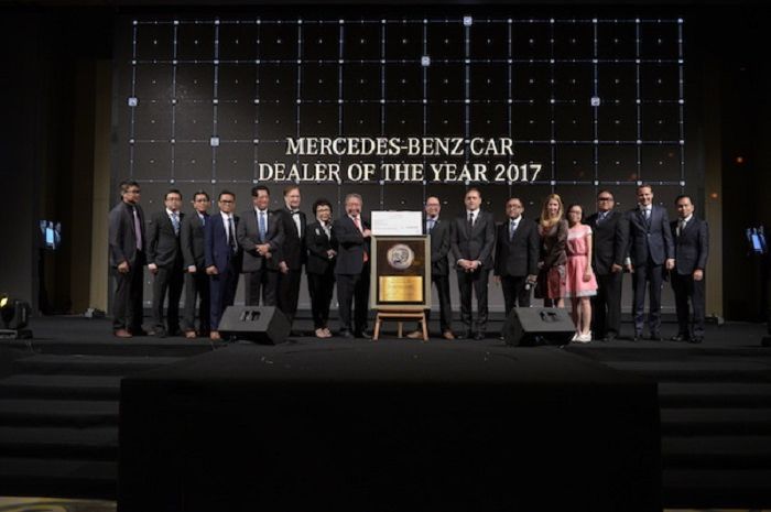 Roelof Lamberts, President Director &amp; CEO PT. Mercedes-Benz Distribution Indonesia memberi Penghargaan kepada Jongkie Sugiarto, Presiden PT. Panji Rama Otomotif dalam acara Penganugerahan Dealer of The Year 2017 di Ba