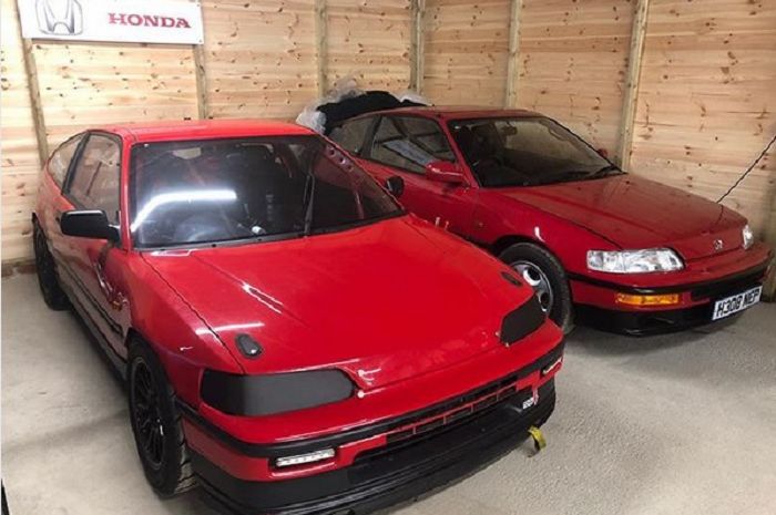 Dua Honda CR-X Sedang Terparkir