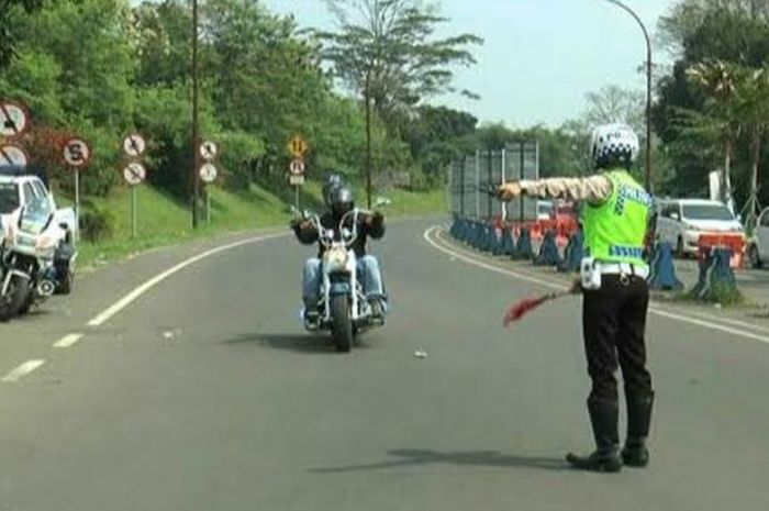Ilustrasi Pengendara Moge Menerobos Jalan Tol