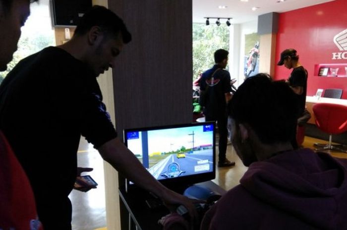 Seorang anggota komunitas sedang mencoba menggunakan Honda Riding Trainer (HRT) di dalam Gedung Safety Riding Center Honda di jalan Jenderal Sudirman, Yogyakarta