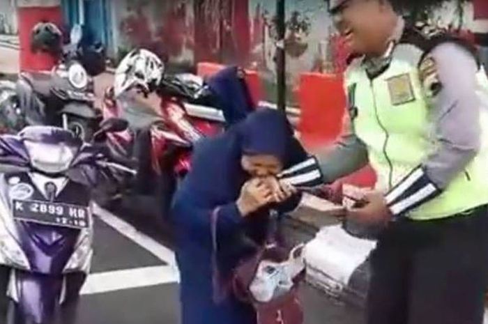 Emak-emak gigit polisi tolak ditilang, Kudus, Jawa Tengah