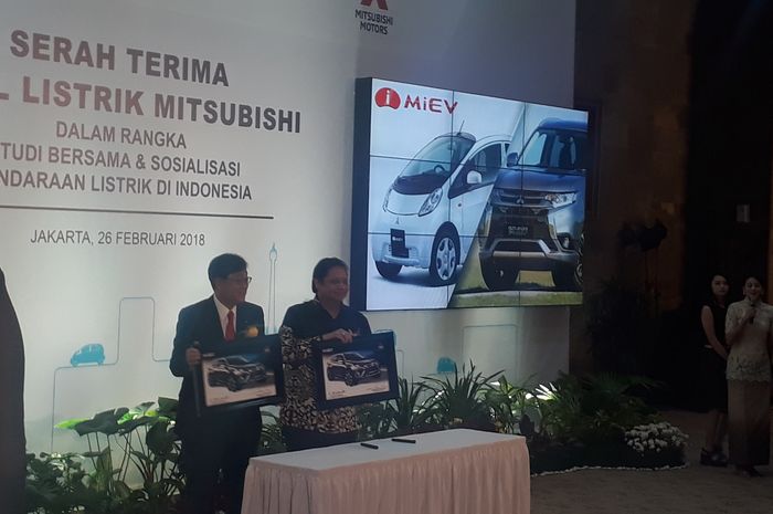 Mitsubishi Motors Corporations menyerahkan 10 kendaaran listrik kepada Kemenperin