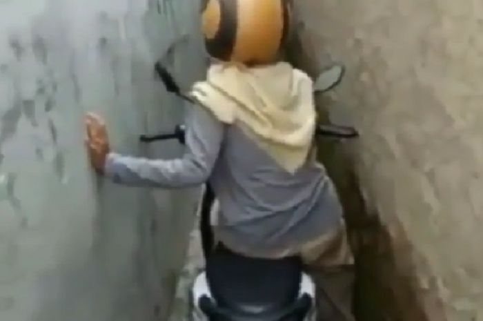 Pemotor masuk gang tikus