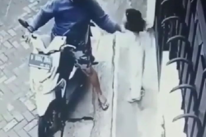 Jambret bermotor rampas paksa kalung bocah