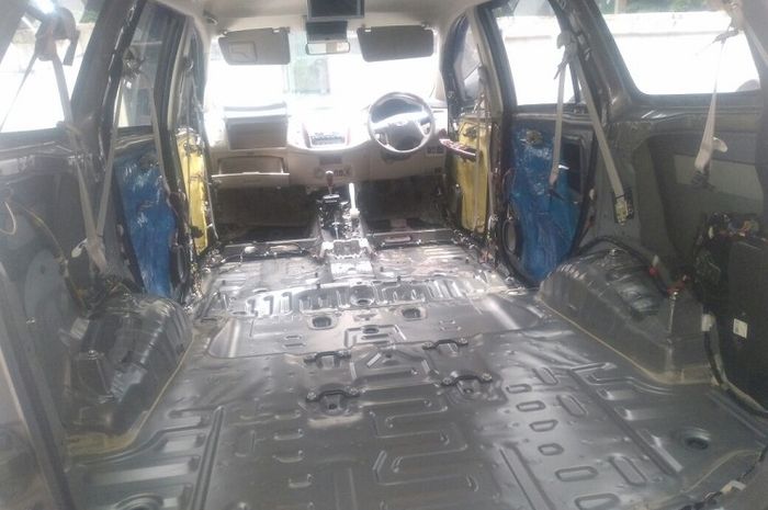 Bersihkan interior mobil