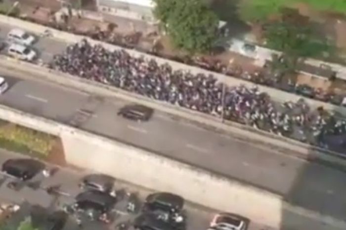 Pelanggaran masif pengendara motor di JLNT Casablanca nggak ada kapok-kapoknya