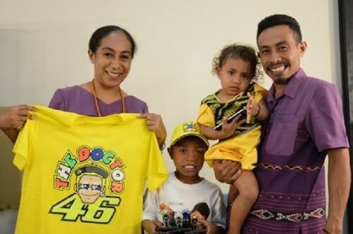 Keluarga Rivaldy saat menerima cinderamata dari Yamaha Indonesia